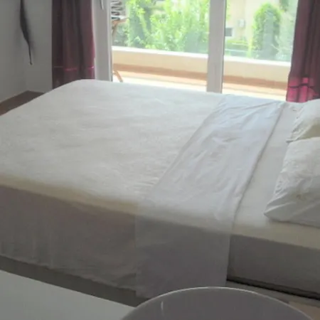 Babylon Bliss Is A Unique 3 Bed 3 Bath Duplex Home With Its Own Private Pool アパート シダ